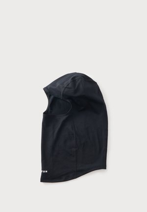 Cagoule noire intégrale avec des détails de couture et une unique ouverture pour l’œil, posée à plat sur un fond clair.