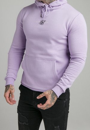 Licht lavendelkleurige hoodie met een voorzak, een capuchon met trekkoord en een geborduurd logo op de borst. Geribbelde manchetten en zoom. Het materiaal is zacht van textuur.