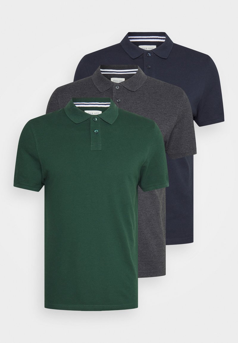 Tre polo shirt: verde scuro davanti, grigio al centro e blu navy sul retro. Realizzate in cotone con colletto classico e dettagli con bottoni.