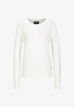 Witte gebreide trui met een ronde halslijn, geribbelde mouwen en onderrand, met een klein gouden logo aan de linkerkant. Stevige textuur, eenvoudig ontwerp.