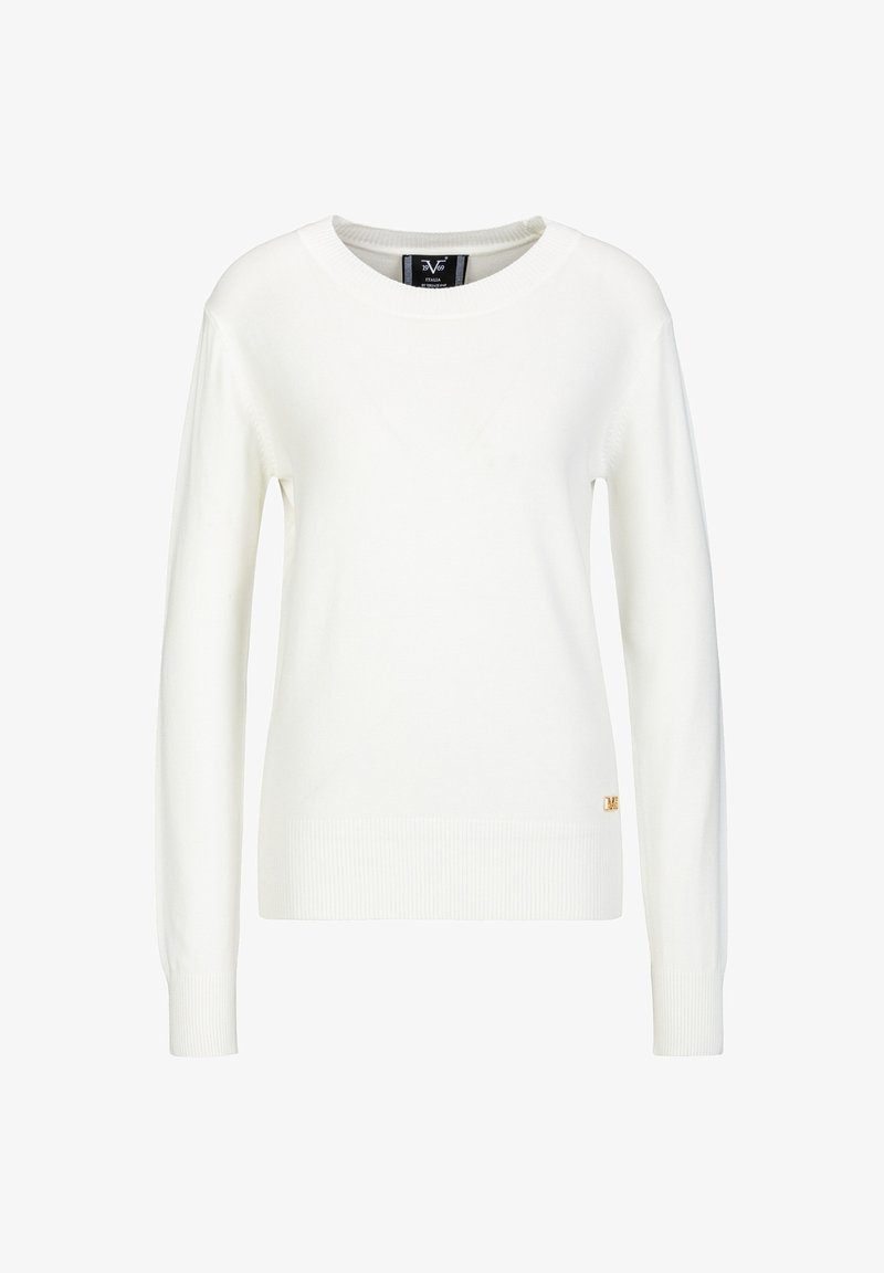 Weißer Strickpullover mit runden Ausschnitt, gerippten Bündchen und Saum, mit einem kleinen goldenen Logo auf der linken Seite. Glatte Textur, schlichtes Design.