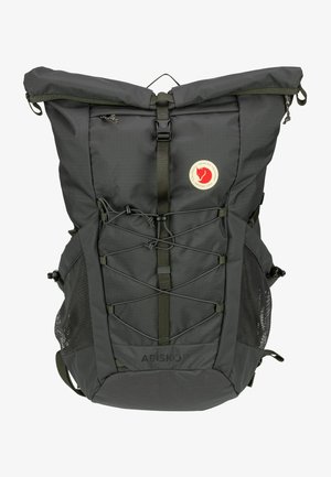 Mochila de tela gris oscuro con diseño de parte superior enrollable, cordón ajustable, bolsillos laterales de malla y cordón elástico frontal para almacenamiento adicional.