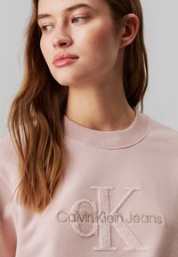 Calvin Klein Jeans CREW NECK - Sudadera - peach whip