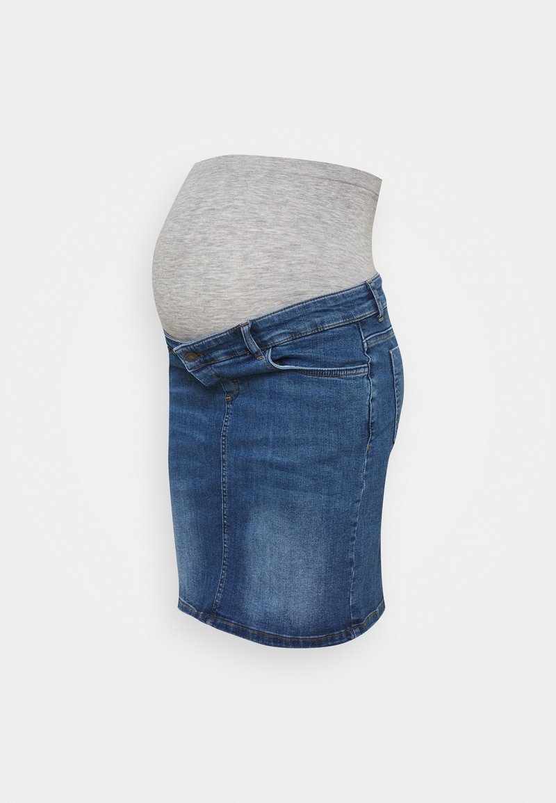 Jupe de maternité en denim bleu avec taille élastique grise conçue pour s'adapter à un ventre de femme enceinte vue de côté.
