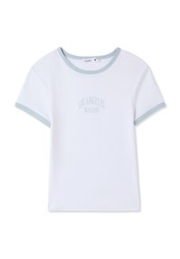 T-shirt bianca a maniche corte con colletto e bordi delle maniche a coste azzurri, con la scritta "LOS ANGELES MALIBU" stampata in un morbido testo blu.