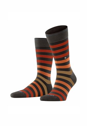 Chaussettes rayées avec un mélange de marron foncé, rouille, orange et vert olive. Poignet côtelé en haut avec un petit logo sur le côté.