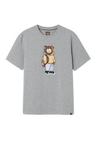 Szürke pamut póló, amelyen egy sárga kapucnis pulóveres és kék farmernadrágos medve grafikája látható, fekete cipőkkel és hátizsákkal. Rövid ujjú, kerek nyakú.