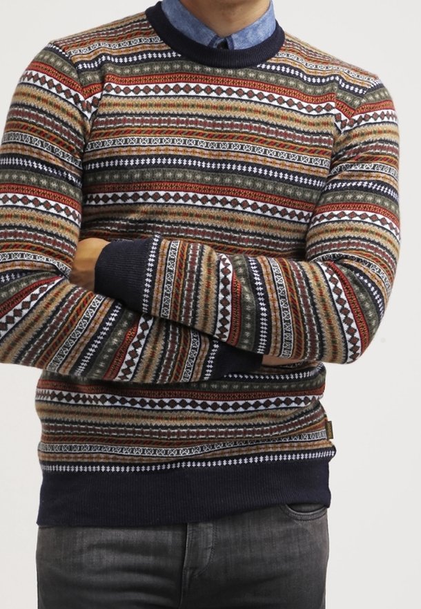 Pull en maille multicolore avec des motifs à rayures horizontales en rouge, vert et bleu. Poignets et ourlet côtelés bleu marine, tissu texturé.