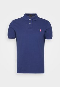 Mörkblå polo t-shirt i bomullstyg, med krage, tvåknäppning, korta ärmar och en rosa broderad logotyp på bröstet.