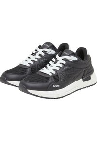 Crne atletske tenisice s mrežastim panelima, teksturiranom kožom, bijelim vezicama i bijelim međupodlogom. Ime brenda "bruno" je vidljivo.