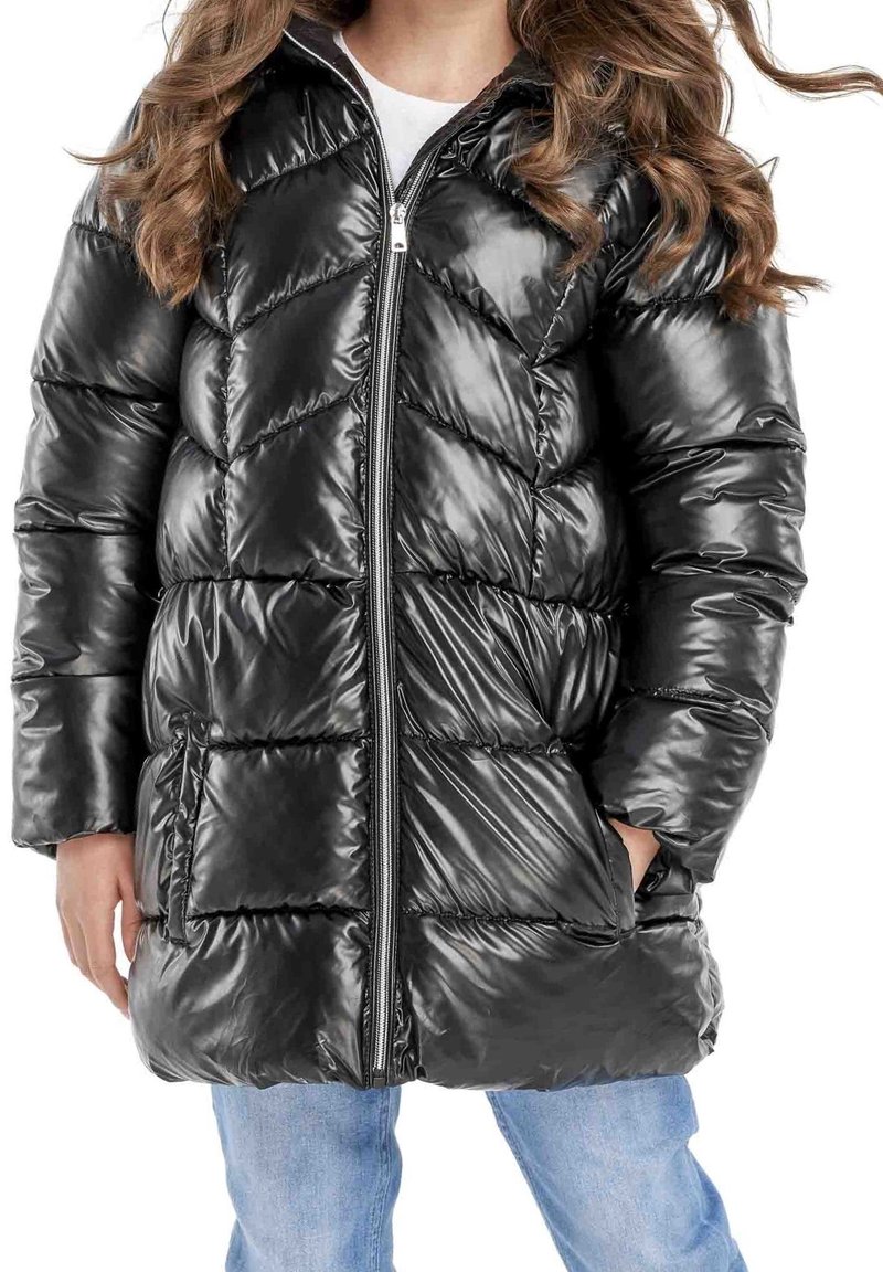 Chaqueta de plumas negra con un acabado brillante, con cierre de cremallera en el delantero, patrón de acolchado horizontal, puños elásticos y bolsillos laterales.