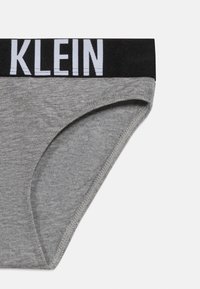 Γκρι βαμβακερό εσώρουχο με μαύρη ελαστική ζώνη μέσης που φέρει μεγάλο λευκό κείμενο "KLEIN".