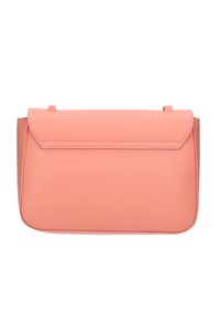 Borsa in pelle color pesco con forma rettangolare strutturata, chiusura a patta e design minimalista. Texture liscia, senza accessori visibili.