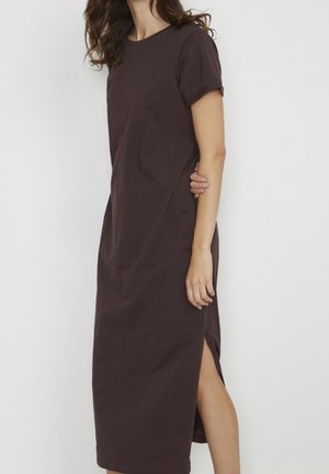 Bruine midi-jurk van katoen met korte mouwen, een losse pasvorm en een zijsplit voor bewegingsvrijheid. Eenvoudige ronde halslijn zonder zichtbare patronen.