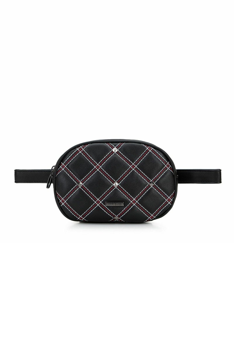 Pochette nera trapuntata con motivo a diamante rosso e bianco, dotata di borchie argentate. Texture in pelle liscia con tracolla laterale e chiusura con zip.