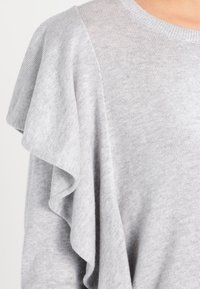 Grau gestrickter Pullover mit Rüschendetails an den Ärmeln, weicher Textur, runder Ausschnitt, aus einem leichten, feinen Strickmaterial mit glatter Oberfläche.