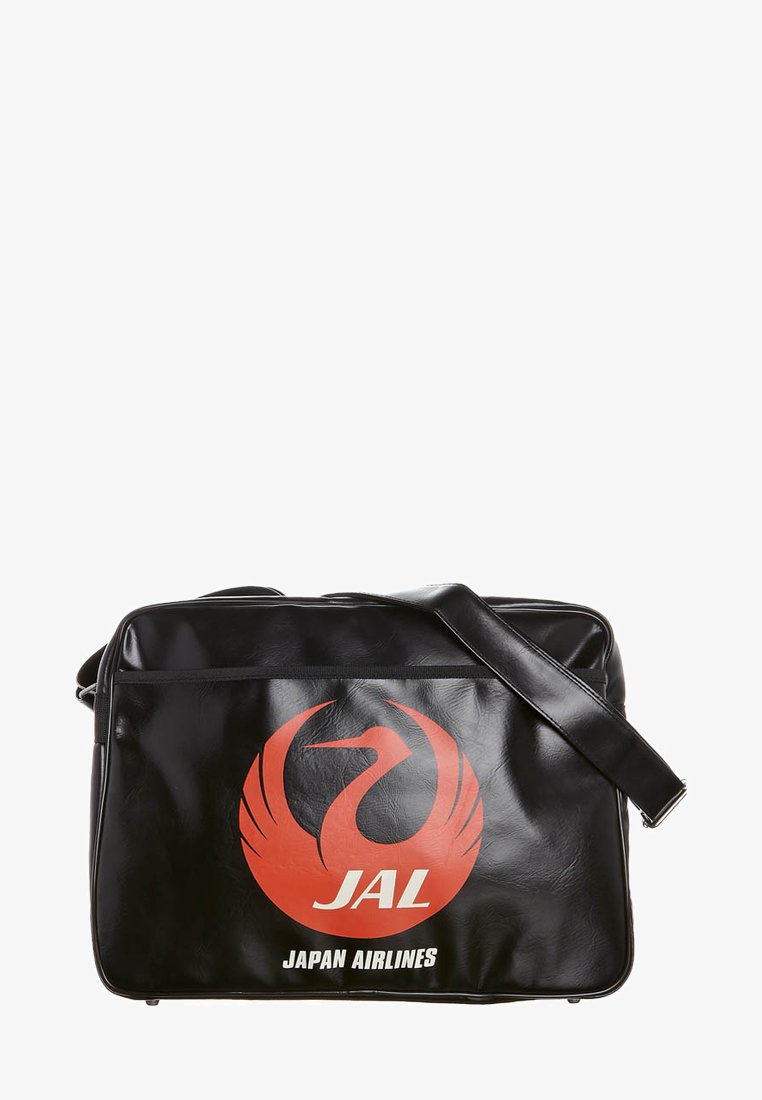 Schwarze Kunstleder-Schultertasche mit einem großen roten Japan Airlines-Logo und einem stilisierten Kran, verstellbarem Tragegurt und Reißverschlussverschluss.