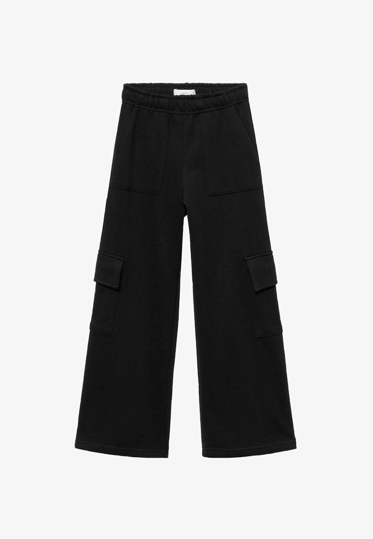 Črne široke cargo hlače iz mehkega materiala, z elastičnim pasom, dvema stranskima žepoma in dodatnimi našitimi žepi na nogah.