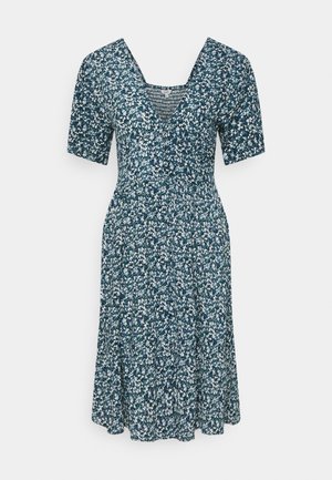 Robe florale avec un décolleté en V profond, des manches courtes et une taille cintrée. Le tissu présente un fond bleu avec des motifs floraux blancs et verts.
