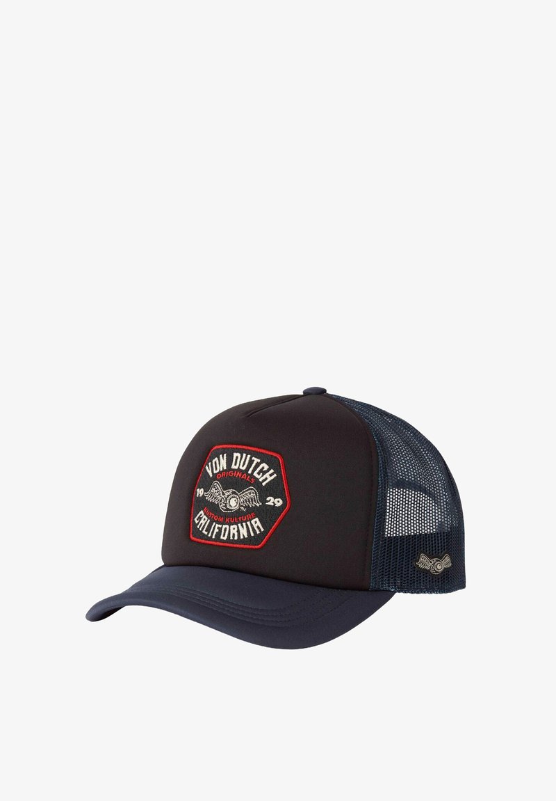 Casquette trucker noire et bleu marine avec un dos en mesh, ornée d'un patch brodé hexagonal avec "Von Dutch California" et des accents de logo ailés.
