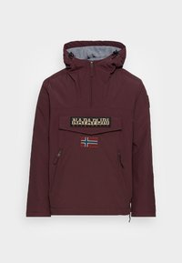 Bordeauxkleurige pulloverjack met een capuchon, een rits aan de voorkant, een borstzak met logo en een Noorse vlag patch. Inclusief twee zijzakken met rits.