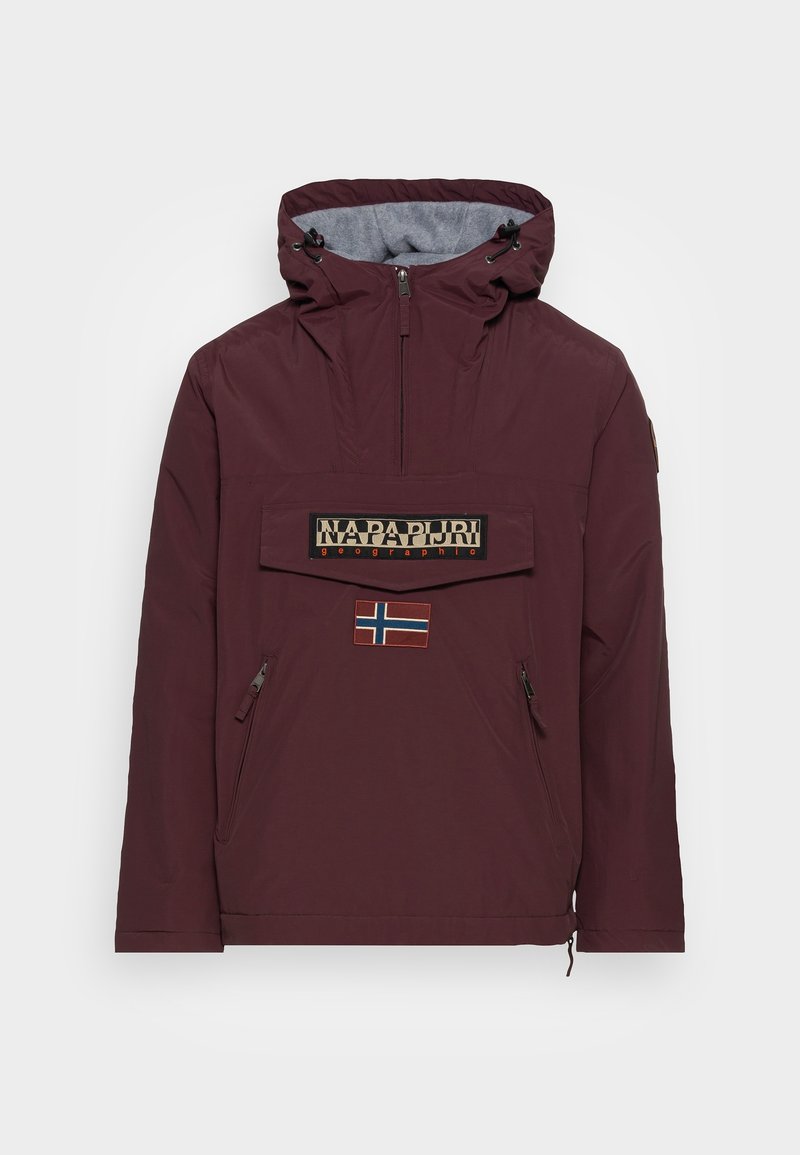 Bordeauxkleurige pulloverjack met een capuchon, een rits aan de voorkant, een borstzak met logo en een Noorse vlag patch. Inclusief twee zijzakken met rits.