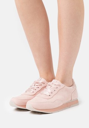 Zachte roze suède sneakers met een ronde neus, een gewatteerde tong en glanzende veters. Rubberen zool met een lichte verhoging en gestikte details aan de zijkanten.
