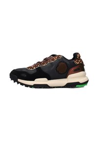 Sneaker nera e marrone con accenti in stampa leopardata, suola intermedia beige, patch testurizzato sul lato e dettagli verdi sulla suola nera.
