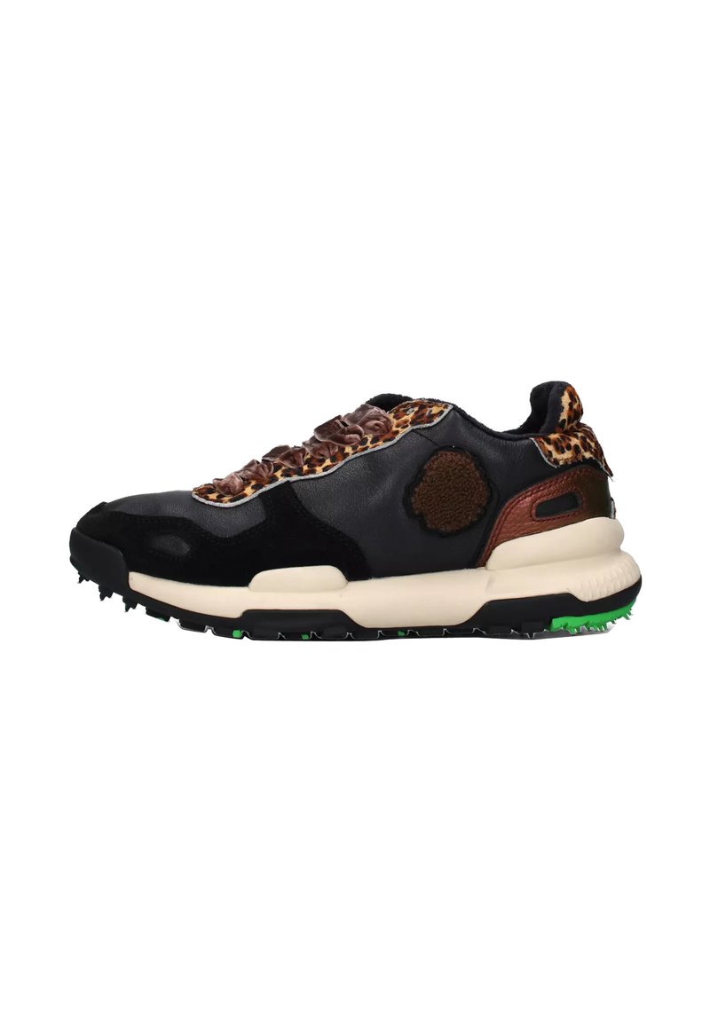 Sneaker nera e marrone con accenti in stampa leopardata, suola intermedia beige, patch testurizzato sul lato e dettagli verdi sulla suola nera.