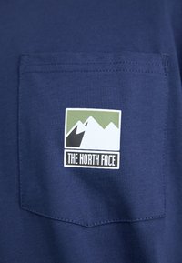 The North Face MOUNTAIN LOGO RELAXED POCKET TEE - Tricou basic - summit navy