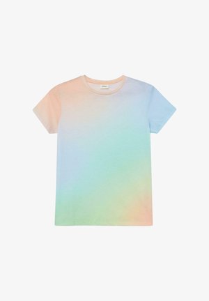 Lühikeste varrukatega ümmarguse kaelusega T-särk pastelse gradientvärviga, kus segunevad virsiku-, sinine, rohelise ja kollase toonid, laotatud valgele taustale.