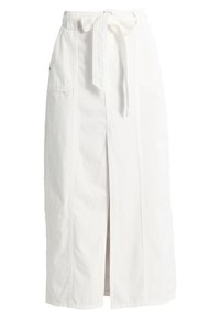 Falda midi blanca con abertura frontal, cinturilla ajustable y dos bolsillos tipo parche en la parte delantera, confeccionada en tejido ligero.