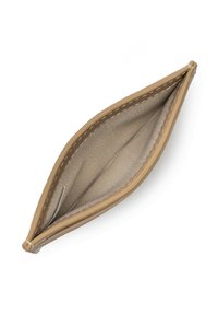 Portafoglio in pelle color cuoio con una texture liscia, forma ovale e chiusura con cerniera; interno foderato con tessuto chiaro; design minimalista.