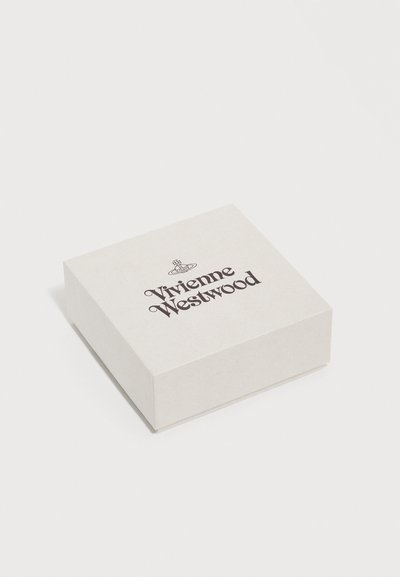 Κλειστό μπεζ τετράγωνο κουτί με το λογότυπο Vivienne Westwood και το σύμβολο του κόσμου τυπωμένα με μαύρο χρώμα στο καπάκι, πάνω σε λευκό φόντο.