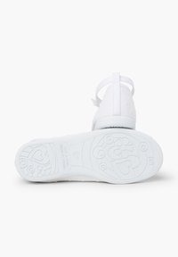 Sandalia blanca para niños con un upper texturizado, correa ajustable y suela con un patrón floral. Ligera y hecha de material suave.