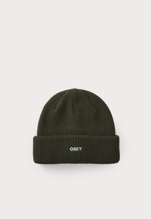Strikbeanie i mørkegrøn med ribbet tekstur og en foldet manchet, med et hvidt broderet "OBEY" logo foran.