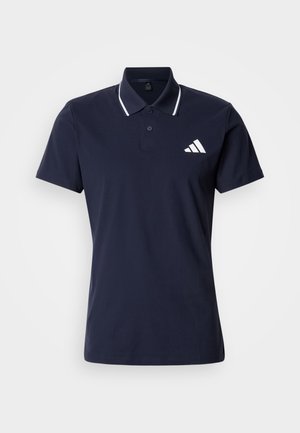 Polo bleu marine fabriqué en matériau respirant. Il présente un col classique, deux boutons, et des accents rayés blancs sur le col avec un détail logo.