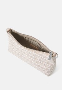 Sac à main beige avec motif gaufré, fermeture éclair et quincaillerie en argent. L'intérieur dispose de compartiments pour une meilleure organisation.