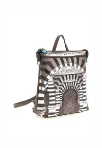 Borsa marrone con texture caratterizzata da un motivo grafico di archi bianchi e neri, con cerniera superiore e una tracolla staccabile con un accento turchese.