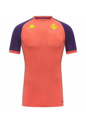 Maillot de sport à manches courtes avec corps orange, manches violettes, logos jaunes sur la poitrine et col rond.