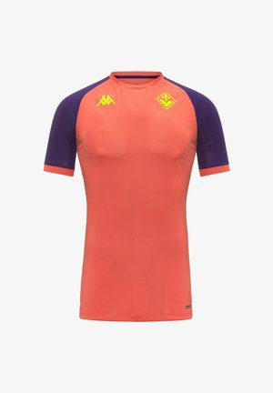 Maillot de sport à manches courtes avec corps orange, manches violettes, logos jaunes sur la poitrine et col rond.