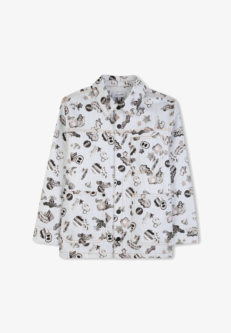 Chemise blanche à boutons avec une impression graphique en noir et blanc représentant diverses images amusantes, notamment de la nourriture et des jouets, avec un col classique.