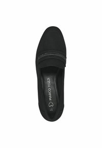 Černé semišové slip-on boty s kulatou špičkou a dekorativním páskem se drobnými kamínky. Viditelné vnitřní podšívka s logem značky.