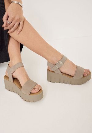 Sandały na platformie