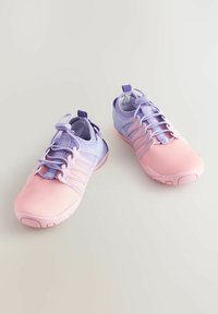 Chaussures de sport violettes et roses avec une tige en tissu respirant, un tissu texturé, une semelle flexible et des lacets élastiques pour un ajustement sécurisé.