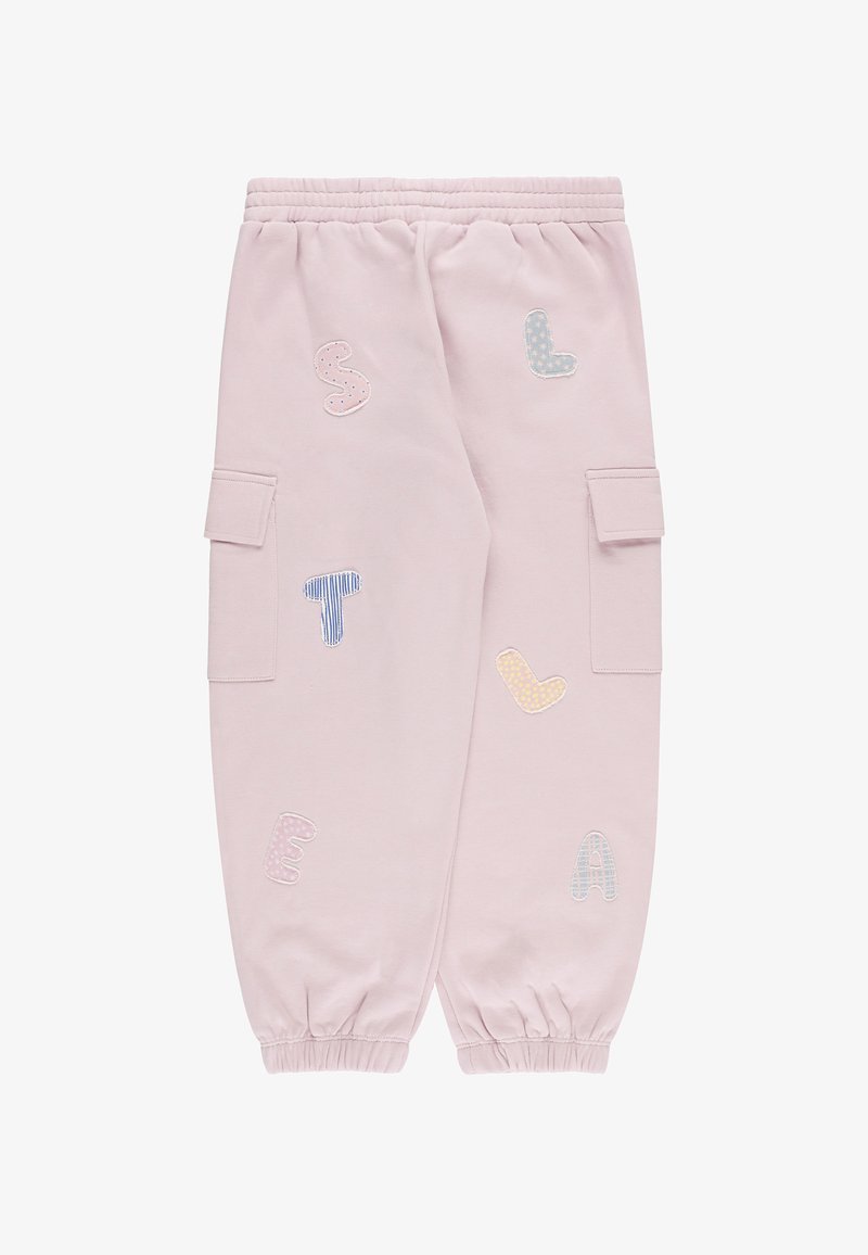 Pantaloni della tuta rosa chiaro con vita elastica, polsini a costine, tasche laterali e varie lettere ricamate colorate in diversi modelli.
