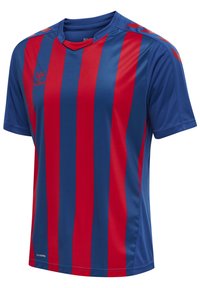 Sportowa koszulka z krótkim rękawem w pionowe niebiesko-czerwone paski, z dekoltem w szpic, logo hummel na piersi oraz czerwonymi szewronami na ramionach.