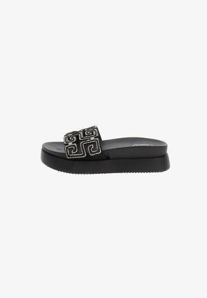 Sandalo platform nero con suola rialzata e motivo geometrico decorativo con perline argento sulla larga fascia superiore.