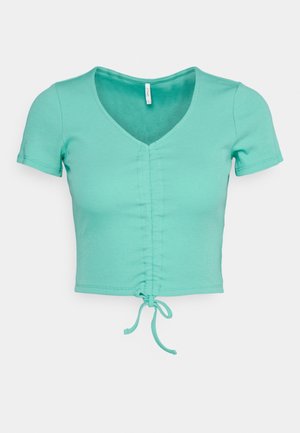 Mintgrøn, kort t-shirt lavet af ribstrikket stof. Har V-hals, korte ærmer og en snøre foran for justerbarhed.