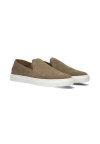 Suède instap schoenen in een gedempte bruine kleur met een gestructureerd oppervlak en een witte rubberen zool. Minimalistisch ontwerp zonder zichtbare versieringen.